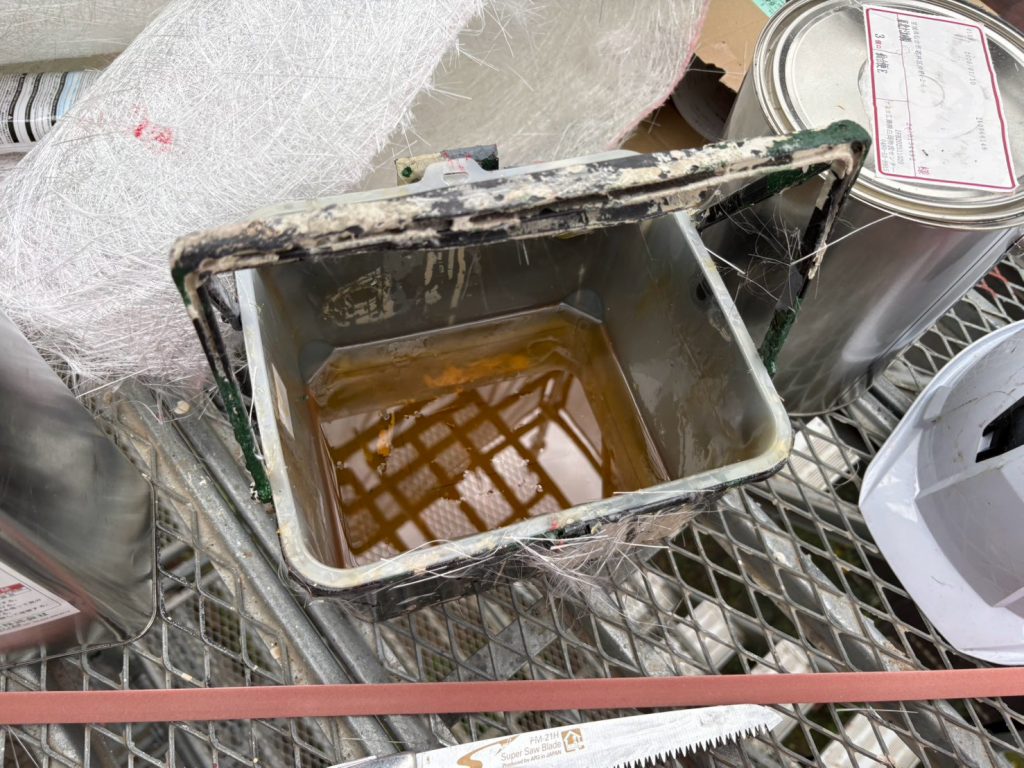 仙台市太白区でベランダ床張替え後の下塗り完成、合板の上にガラスマットを敷き込んだ防水工事